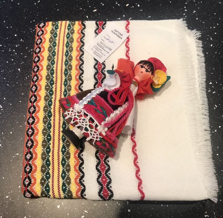 Вазички със сухи цветя и лот българска народна шевица