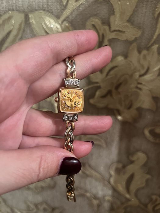 Женские часы.