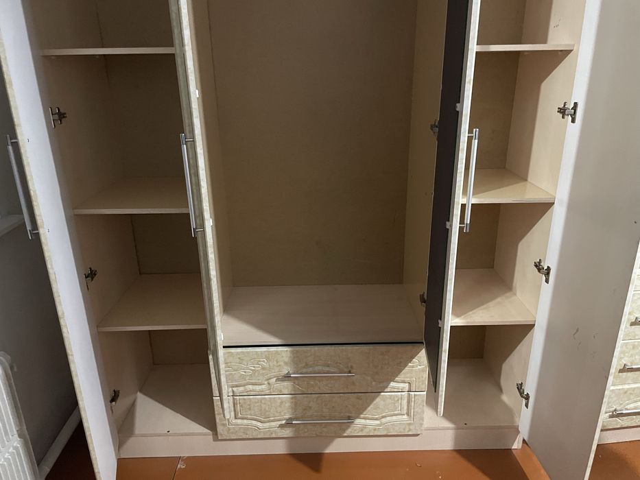 Спальный шкаф и трюмо