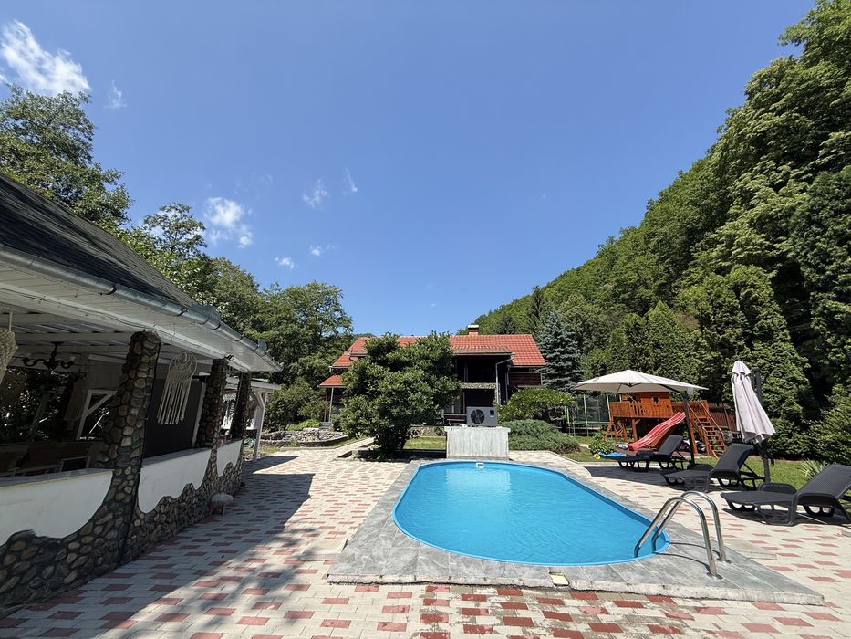 Cabana cu Piscina si Jacuzii  la Valea ierii , libera Revelion