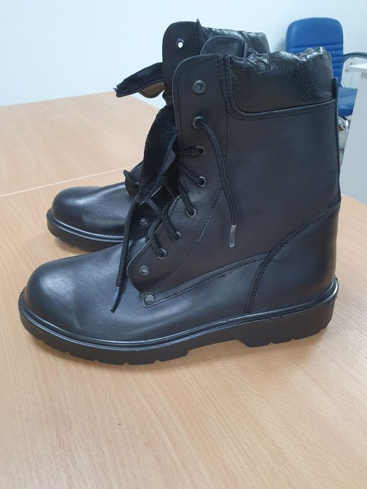 Продам рабочие сапоги, чёрного цвета, зимние, кожанные, размер 42,