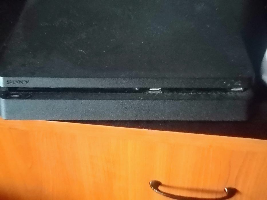 Vând sau skib Ps 4 de un tera cu cont