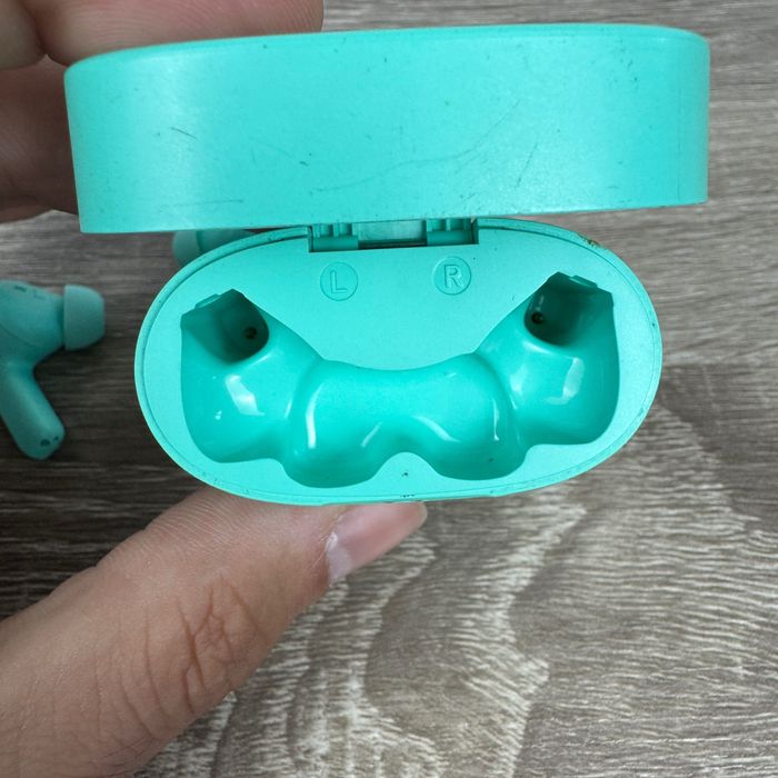Безжични слушалки Philips TAT2206 с кейс – едната не се свързва