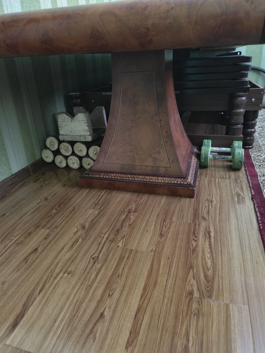 Продам стол для гостиной