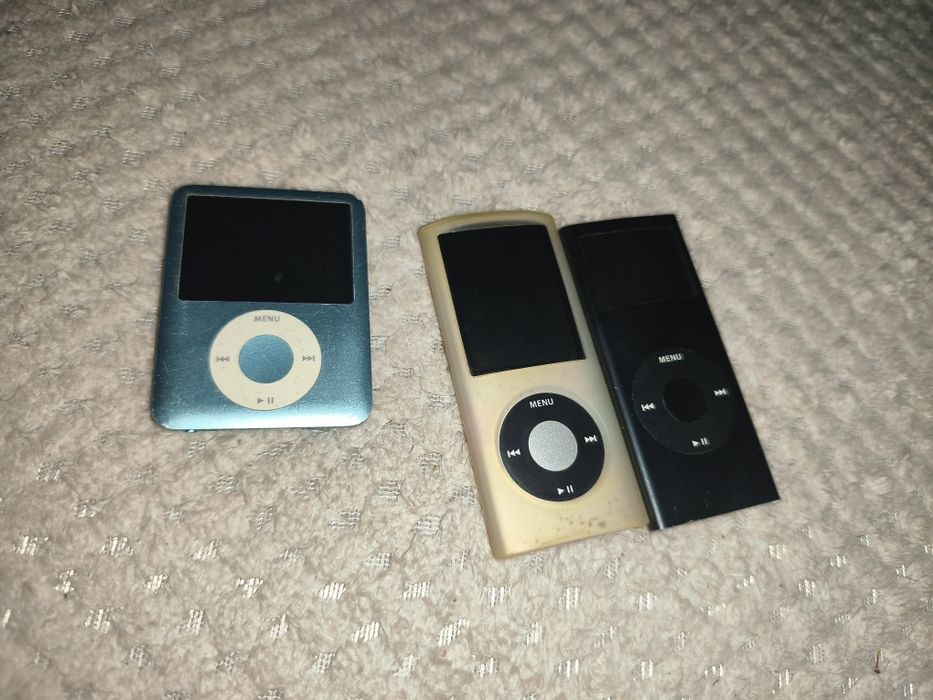 Vând 3 bucăți de airpods cu defect.