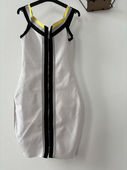 Бяла бандажна рокля