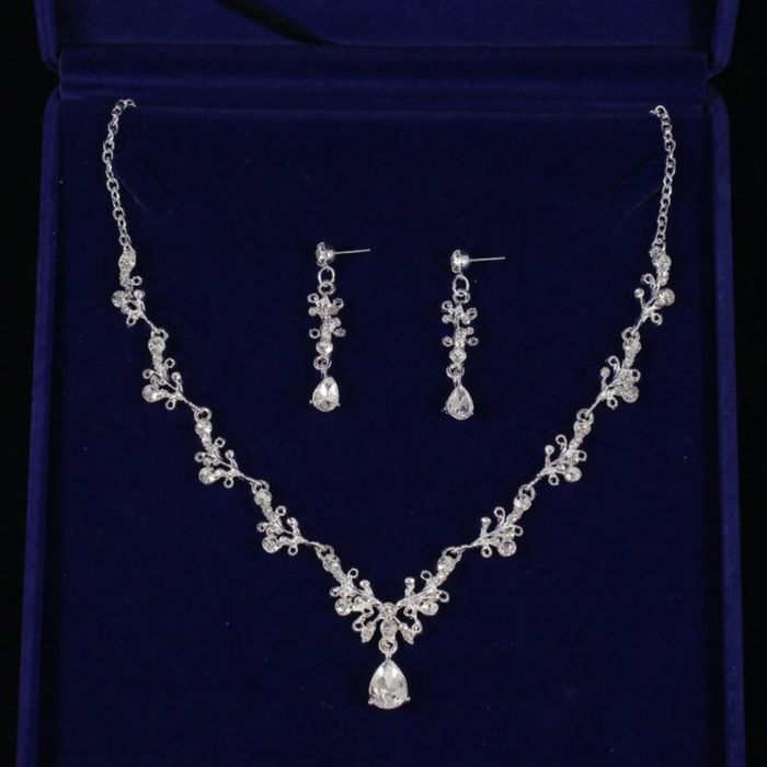 Комплект бижута - тиара, колие и обеци