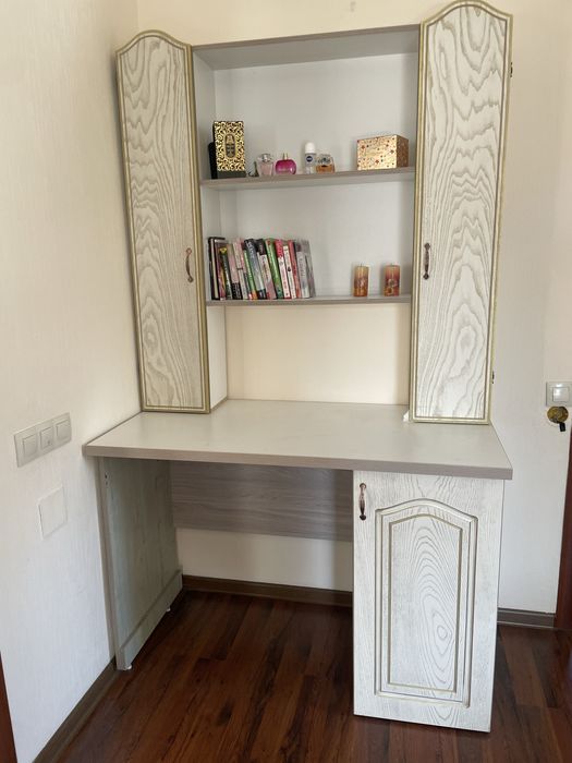 Рабочий стол, парта.