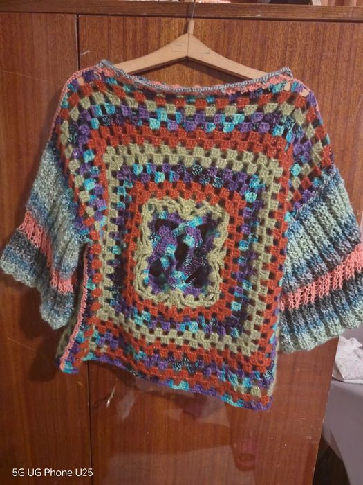 Ръчно плетен пуловер