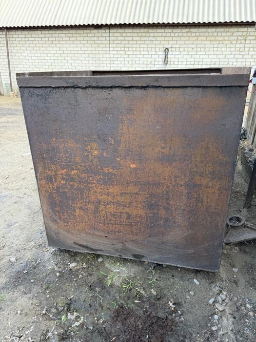 Бак для воды с чугунным краном