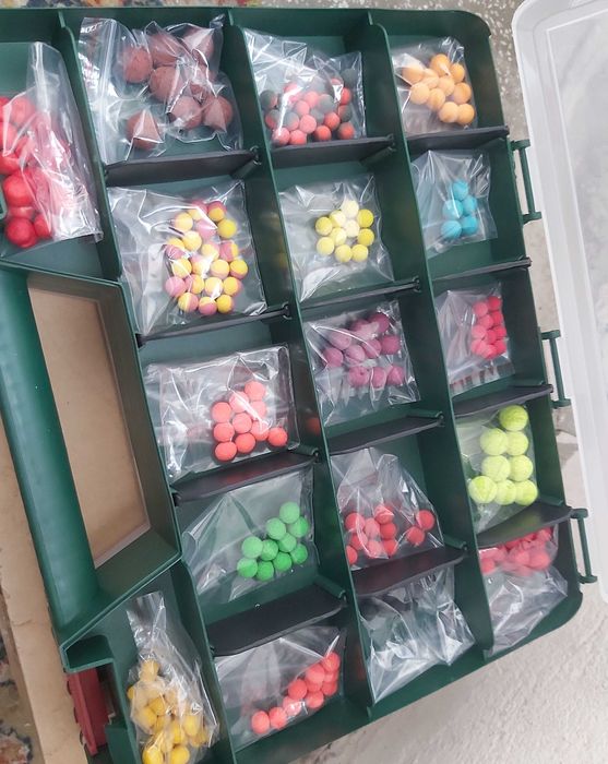 Geanta de pescuit cu compartimentare pe ambele parti plina