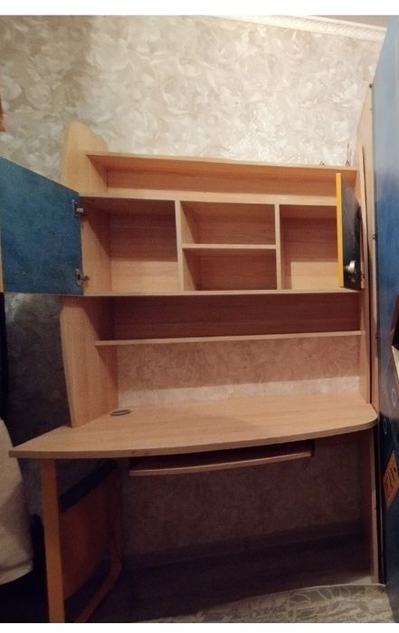 Шкаф и компьютерный стол