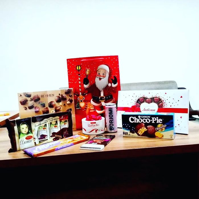 Yangi yil sovg'alari,qorbobo va qor qiz xizmati