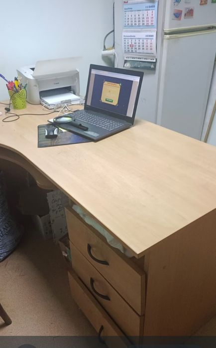 Продам стол и ветрину