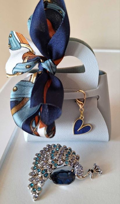 Бижу, опаковано в чантичка