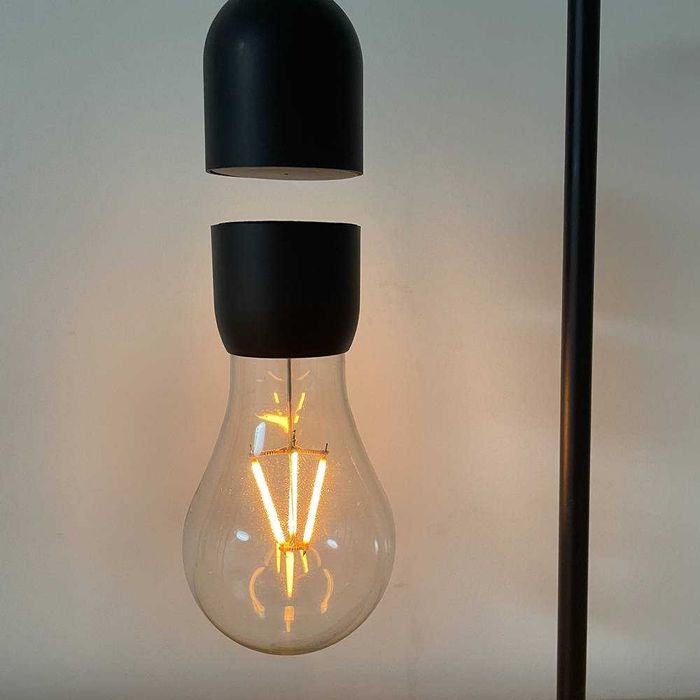 Левитираща лампа