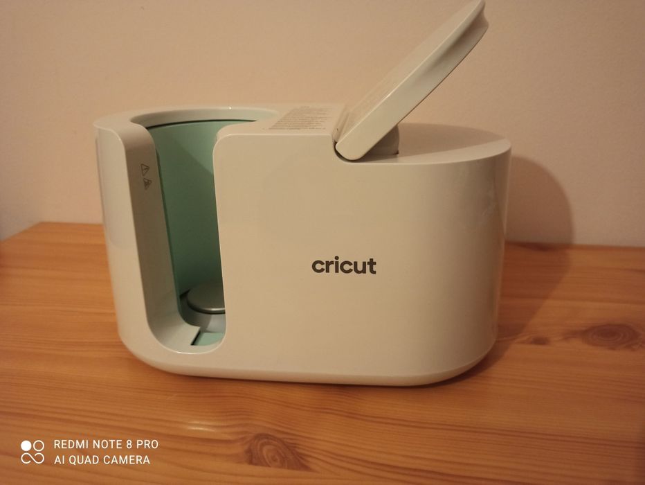 Presă termică pentru căni Cricut.