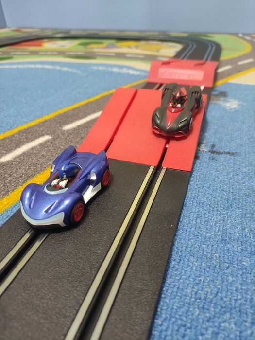 Писта Carrera Sonic 4.3 метра с две колички 4.3 метра