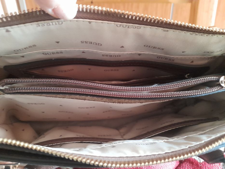 Продавам дамска чанта GUESS