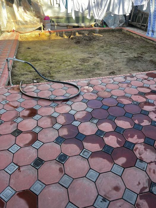 Продаётся участок в центре города рядом с Мирабад Авенью. 2,5 соток .