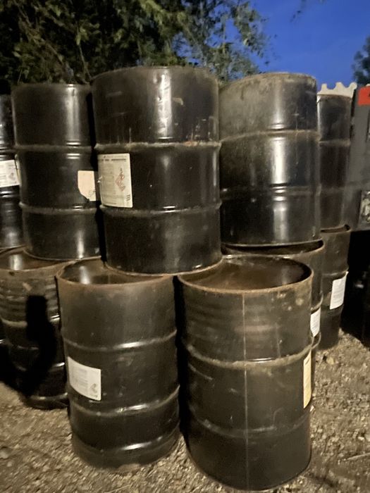 Продам бочки  пластиковые и железные