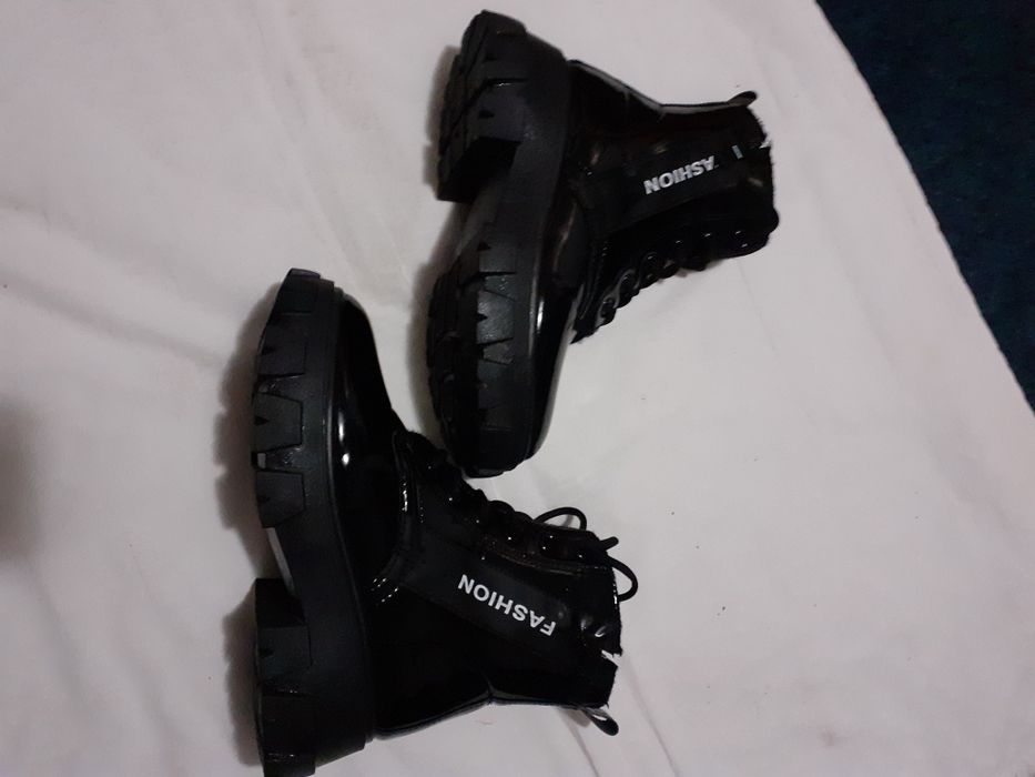 Bocanci negri de lac