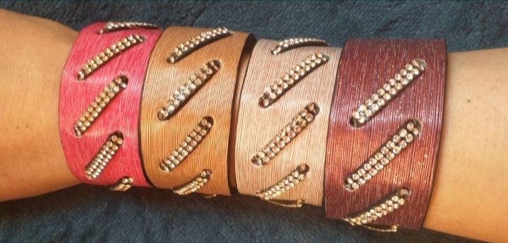 Гривни, обеци, колие