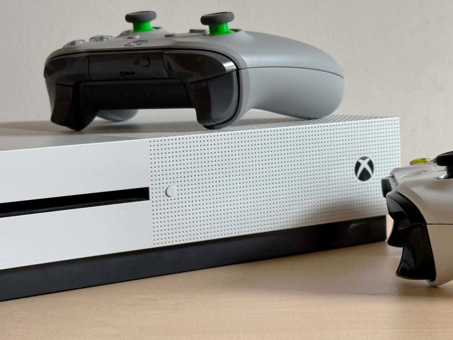 Бартер! Xbox One S 1TB (1,000GB) Robot White (Бял) + 2 Koнтолера и GTA V