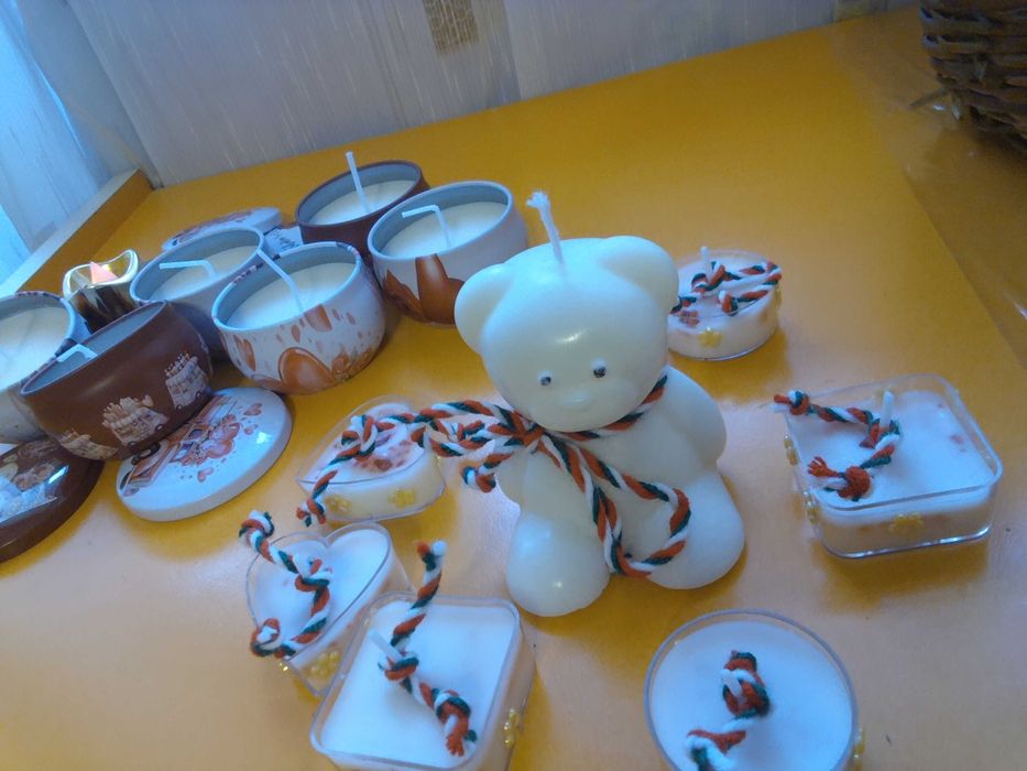 Ръчно изработени свещи от соев восък,ароматизирани с кокосово масло .