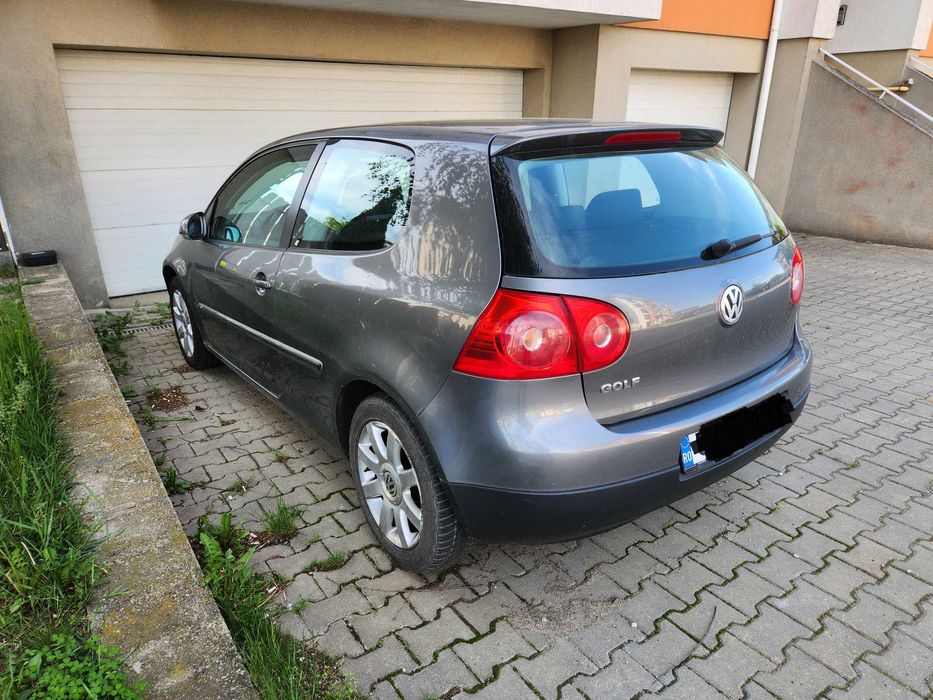 Vând VW Golf 5 gri metalizat, 2005, cutie manuală, 600 euro