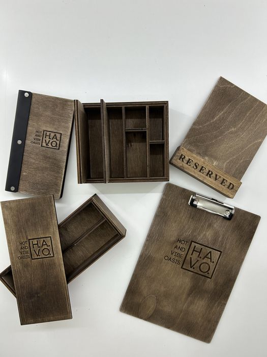 Aksesoriuz  Ресторанная продукция меню резервы бейджики планшеты счета