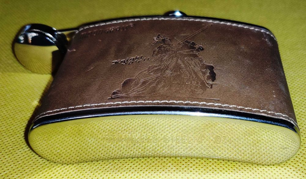 Фласка от неръждаема стомана и кожа с обем 4 унции.