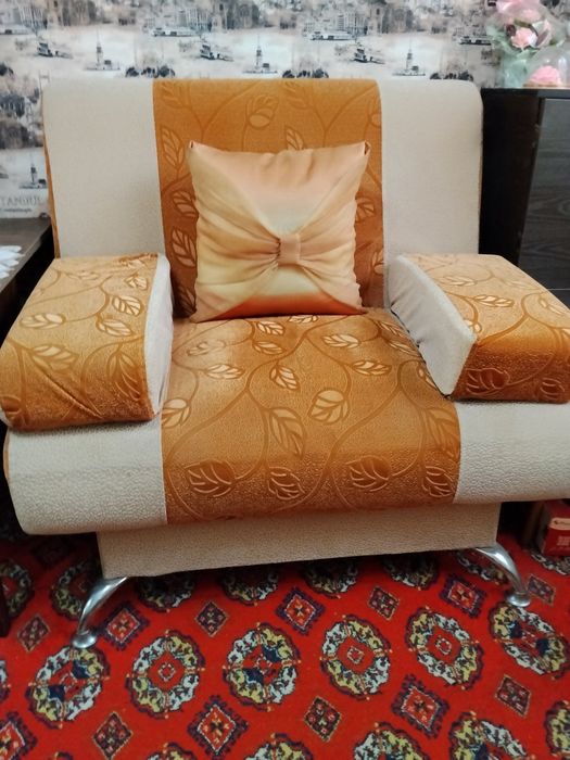Продаётся кресло и диван, столик