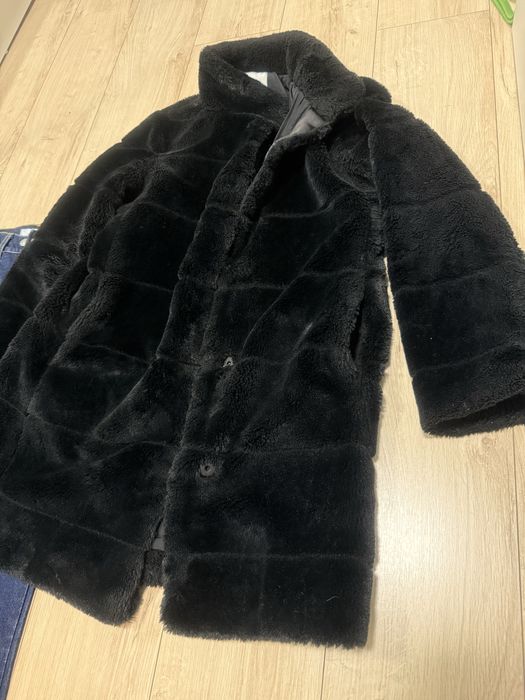 Пухено палто reserved деним дънки