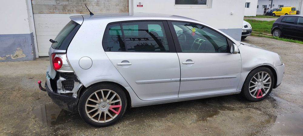 Dezmembrez Golf 5 hatchback 2.0 BMN cu 2 axe cutie KDS cod vopsea LA7W