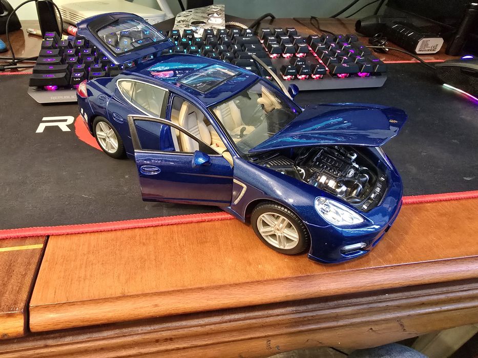 Macheta Porsche Panamera Turbo 1:18