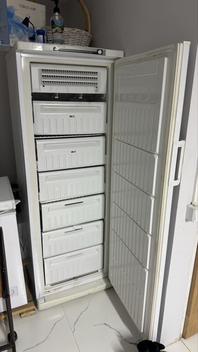 Продам морозильник Indesit