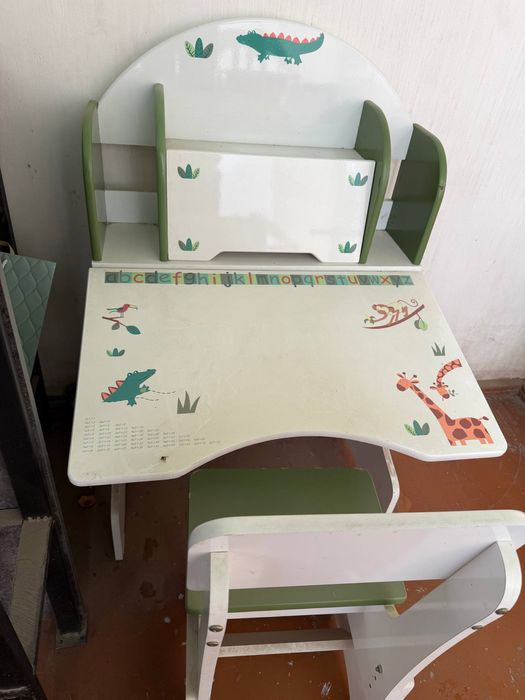 Detskiy shkaf va dars qiladigan stol stul sotiladi