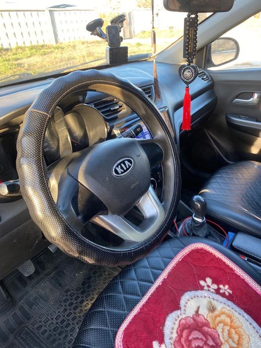 Продам машину Kia Rio 2012 года