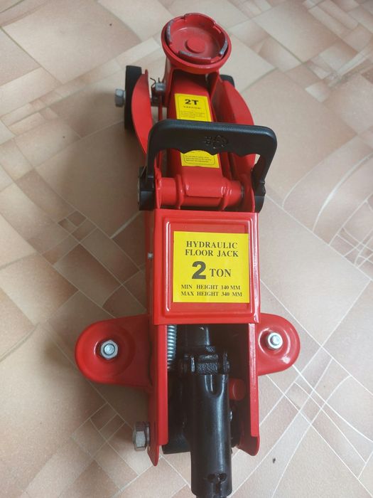 Домкрат подкатной