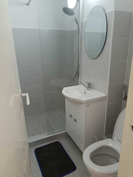Ultracentral, Piața Victoriei, închiriez garsonieră de 32 mp, chiria este de 320 euro