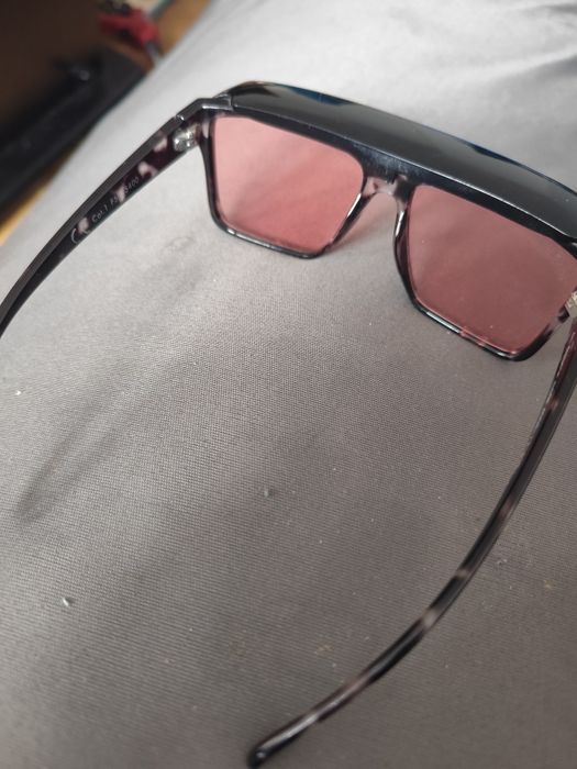 Подарявам слънчеви очила