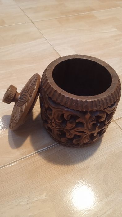 Recipient/cutie lemn veche sculptata, pentru alune/condimente/dulciuri