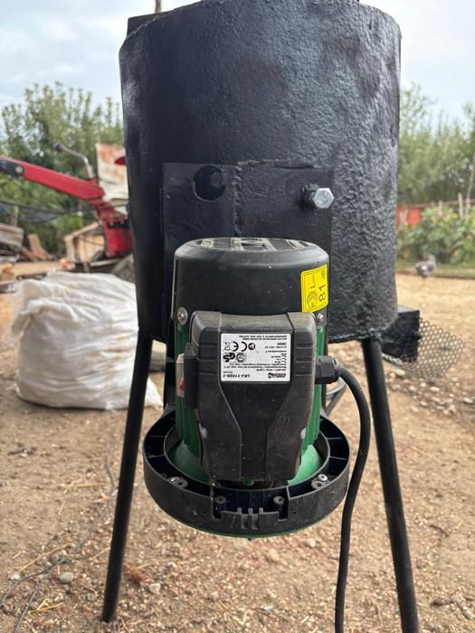 Batoză electrică de curățat porumbi