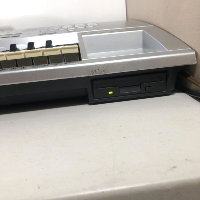 Vând orga Yamaha Tyros 1