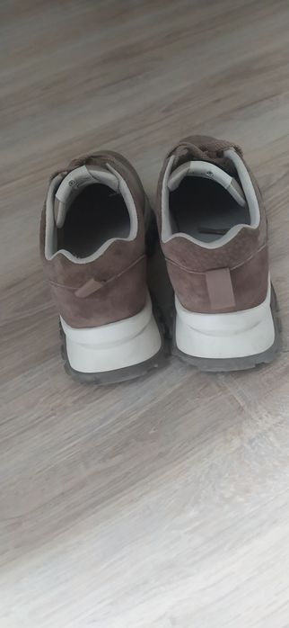 кросы 9000 тенге