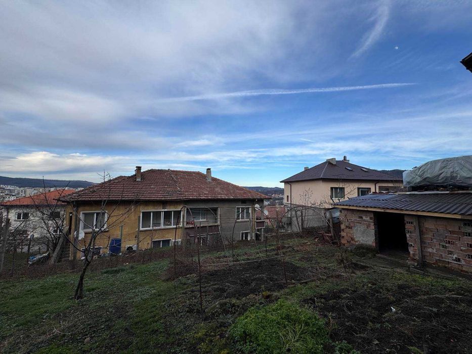 два самостоятелни етажа с гараж и двор