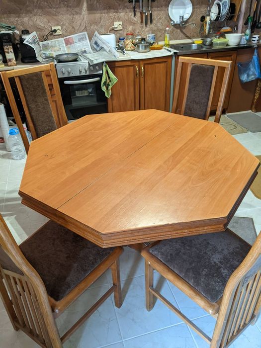 Продавам масивна маса със 6 стола