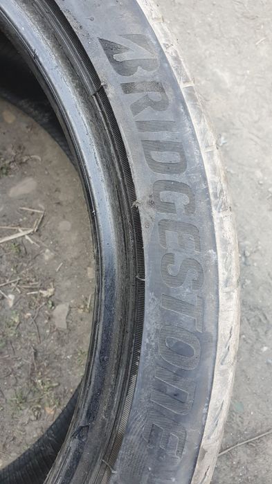 Продам две шины r19