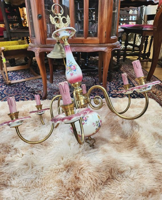 Порцеланов полилей с флорална декорация и месингови елементи